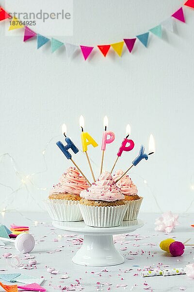 Vorderansicht Geburtstags-Cupcakes mit brennenden Kerzen