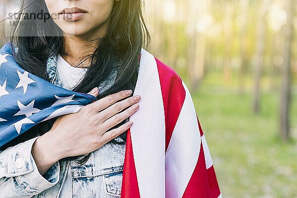 Frau mit usa flagge schultern