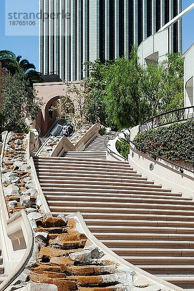 Stufen im Finanzviertel von Los Angeles  Kalifornien  am 28. Juli 2011. Vier nicht identifizierte Personen  LOS ANGELES  KALIFORNIEN  USA  Nordamerika