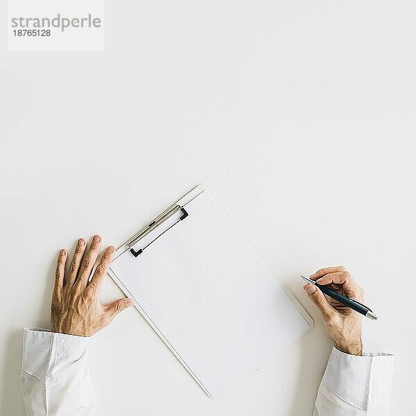 Erhöhte Ansicht Arzt s Hand mit leeren weißen Papier. Schönes Foto