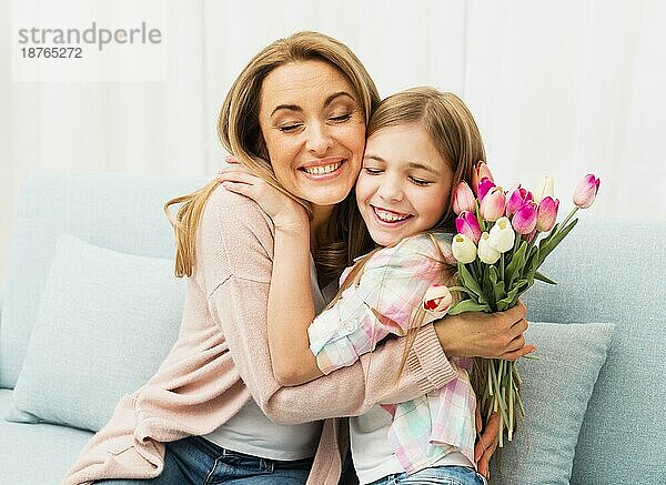 Mutter-Tochter mit zufriedenem Gesicht  die sich gegenseitig umarmen