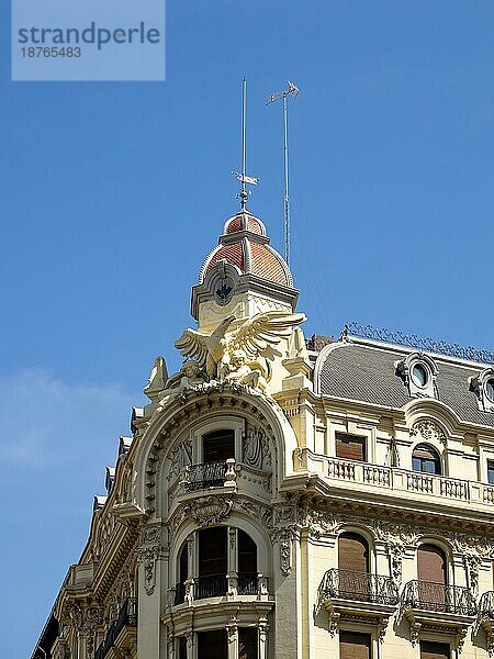 GRANADA  ANDALUCIA  SPANIEN - 7. MAI: Typisches Gebäude in Granada Spanien am 7. Mai 2014