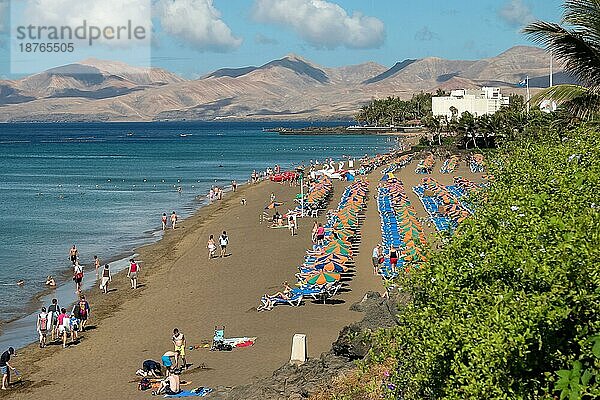 Menschen entspannen sich an einem Strand auf Lanzarote