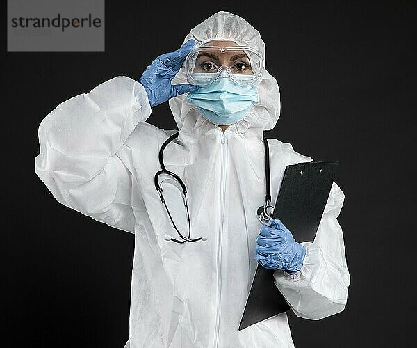 Arzt mit medizinischer Ausrüstung für die Pandemie