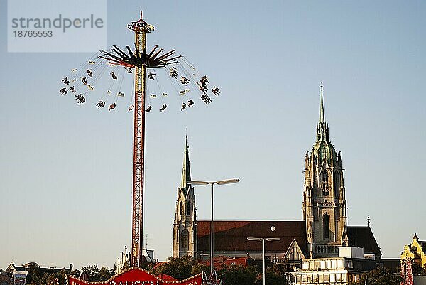 MÜNCHEN  DEUTSCHLAND  3. Oktober: Chairoplane auf dem Oktoberfest in München  Deutschland am 3. Oktober 2011. Das Oktoberfest ist das größte Bierfest der Welt mit über 6 Millionen Besuchern pro Jahr