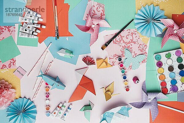 Draufsicht Origami Handwerk Farbe Rohr Pinsel Stroh farbiges Papier. Foto mit hoher Auflösung