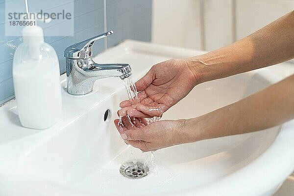 Person wäscht Hände mit Seife 2. Auflösung und hohe Qualität schönes Foto