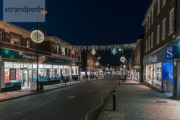 EAST GRINSTEAD  WEST SUSSEX/UK - 4. JANUAR: Blick auf das nächtliche Stadtzentrum von East Grinstead am 4. Januar 2019. Nicht identifizierte Personen