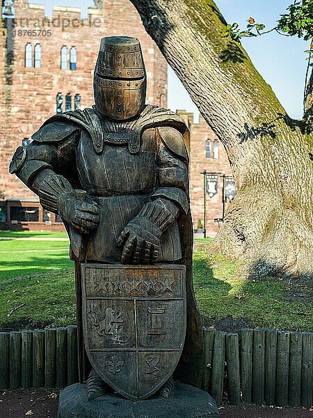 Hölzerner Ritter auf dem Gelände von Schloss Peckforton