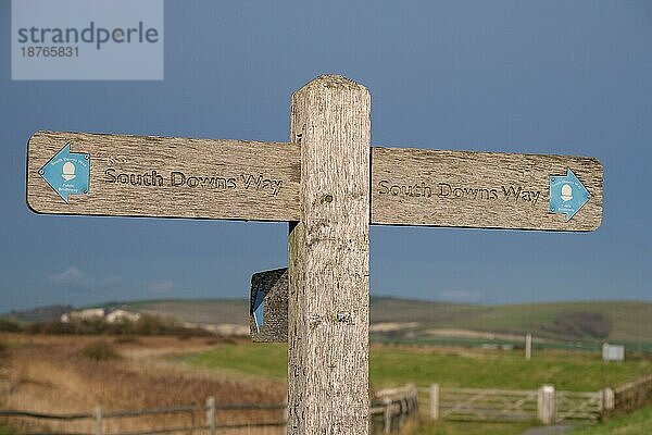 SOUTHEASE  EAST SUSSEX/UK - 4. DEZEMBER: Blick auf den Wegweiser des South Downs Way in Southease in East Sussex am 4. Dezember 2018