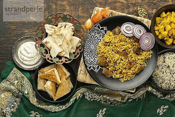 Indische Mahlzeit mit Reis-Sari. Schönes Foto