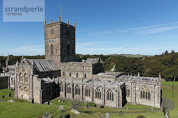 ST DAVID'S  PEMBROKESHIRE/UK - 13. SEPTEMBER : Blick auf die Kathedrale von St. David's in Pembrokeshire am 13. September 2019. Zwei unidentifizierte Personen