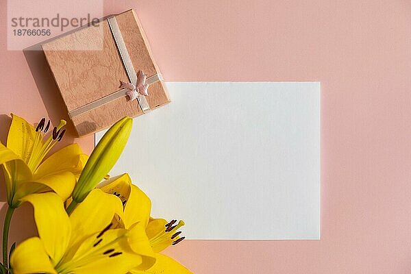 Schlichtes weißes Papier mit Lilienblüten. Foto mit hoher Auflösung