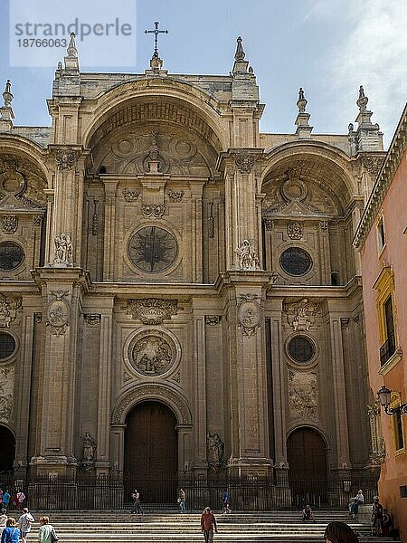 GRANADA  ANDALUZIEN/SPANIEN - 7. MAI: Außenansicht der Kathedrale von Granada in Andalusien  Spanien  am 7. Mai 2014. Nicht identifizierte Personen  Europa