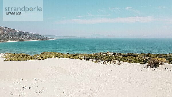 Blick auf Meer und Sandstrand