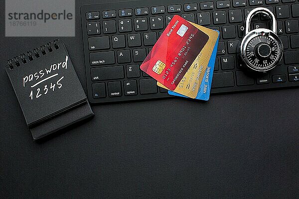 Draufsicht Schloss mit Kreditkarten Passwort. Foto mit hoher Auflösung