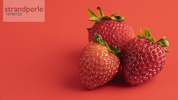 Vorderansicht drei Erdbeeren mit Kopierraum. Auflösung und hohe Qualität schönes Foto