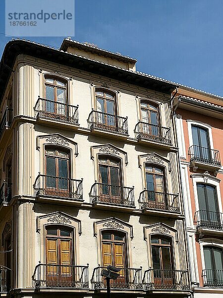 GRANADA  ANDALUCIA/SPAIN - 7. MAI: Typisches Gebäude in Granada Spanien am 7. Mai 2014