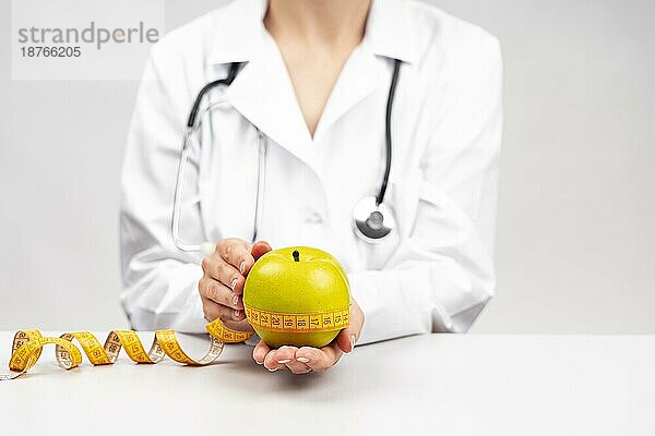 Ernährungsberaterin Frau hält Apfel. Auflösung und hohe Qualität schönes Foto
