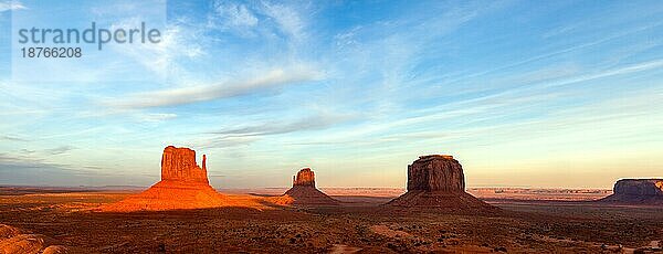 Panoramablick auf das Monument Valley in Utah  USA  Nordamerika