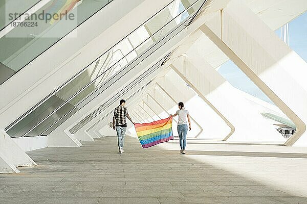 Homosexuelles Paar mit Regenbogenfahne. Foto mit hoher Auflösung