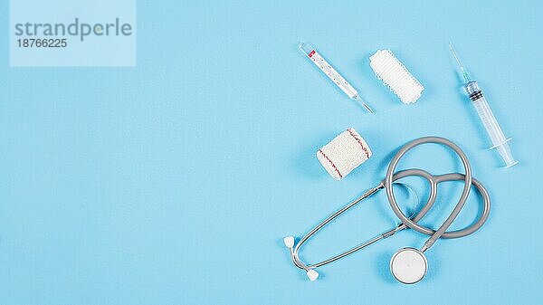 Draufsicht Stethoskop mit medizinischen Geräten blaün Hintergrund