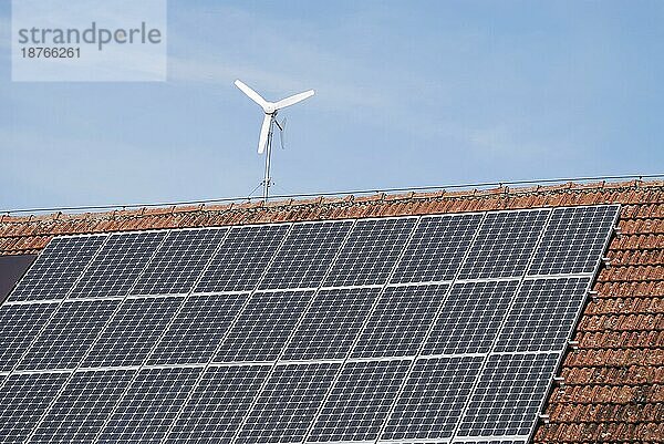 Alternative Energie mit Sonnenkollektoren und einem Windmotor