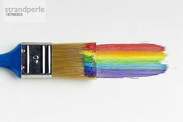 Draufsicht Pinsel mit Regenbogenfarbe. Foto mit hoher Auflösung