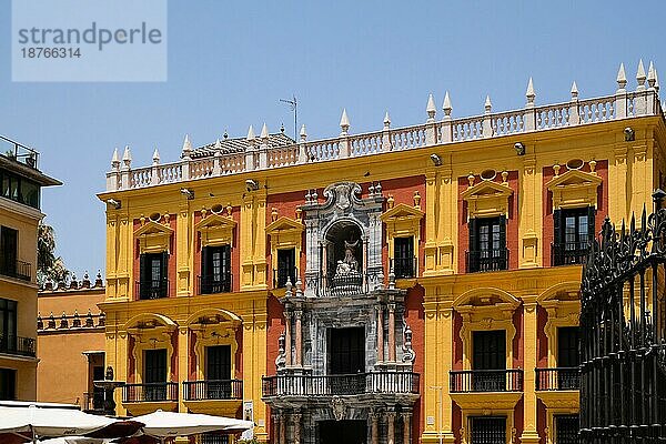 MALAGA  ANDALUCIA/SPAIN - JULY 5 : Barocker Bischofspalast von Antonio Ramos aus dem 18. Jahrhundert auf der Plaza de Obispo in Málaga an der Costa del Sol  Spanien  5. Juli 2017  Europa