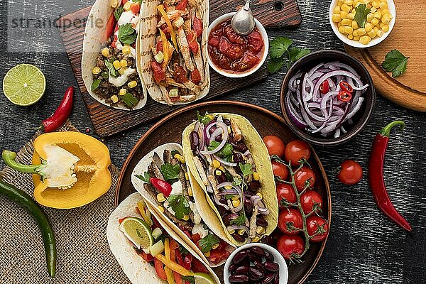 Auswahl an köstlichem mexikanischem Essen in der Draufsicht. Foto mit hoher Auflösung