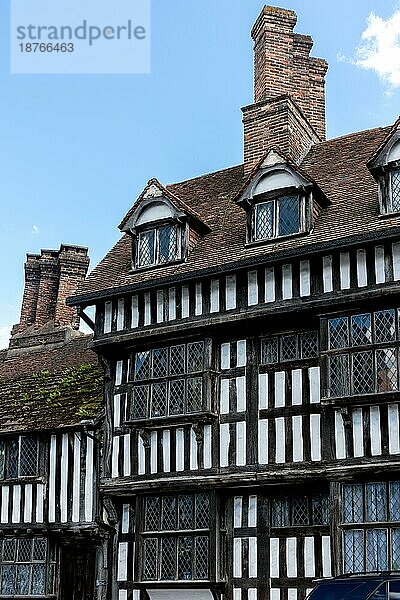 EAST GRINSTEAD  WEST SUSSEX/UK - AUGUST 3 : Blick auf ein altes Gebäude in der High Street East Grinstead am 3. August 2020