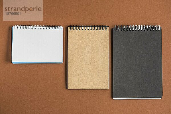Drei Spiral-Notizbücher braunen Hintergrund. Auflösung und hohe Qualität schönes Foto