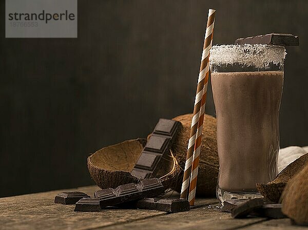 Vorderansicht Milchshake-Glasschale mit Kokosnuss-Schokolade