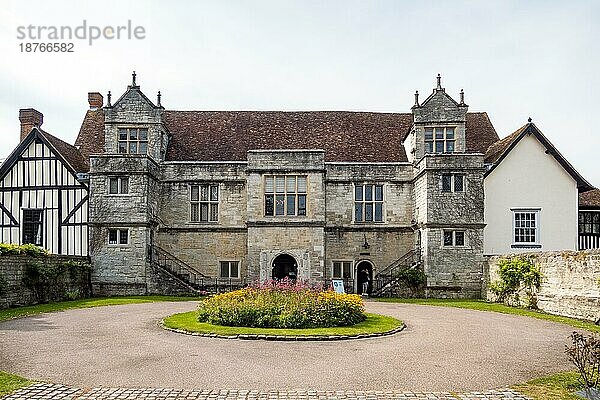 MAIDSTONE  KENT  UK - SEPTEMBER 6: Blick auf das Gebäude des Register Office in Maidstone am 6. September 2021. Zwei nicht identifizierte Personen