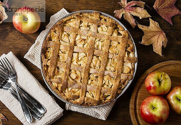 Draufsicht Apfelkuchen Danksagung mit Besteck Blätter. Foto mit hoher Auflösung