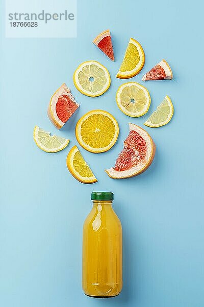 Draufsicht gesundes Getränk mit Früchten. Foto mit hoher Auflösung