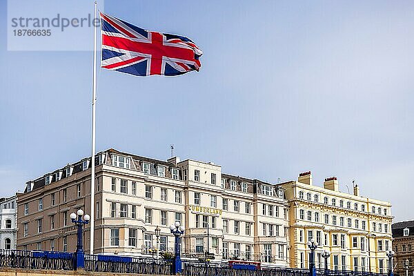 EASTBOURNE  EAST SUSSEX  UK - MAI 3 : Blick auf das Cumberland Hotel in Eastbourne am 3. Mai 2021