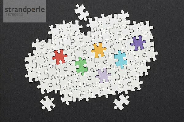 Vielfältiges Arrangement mit verschiedenen Puzzleteilen