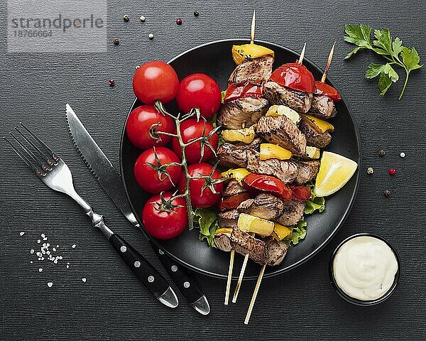 Draufsicht Teller mit leckeren Kebab-Tomaten. Auflösung und hohe Qualität schönes Foto