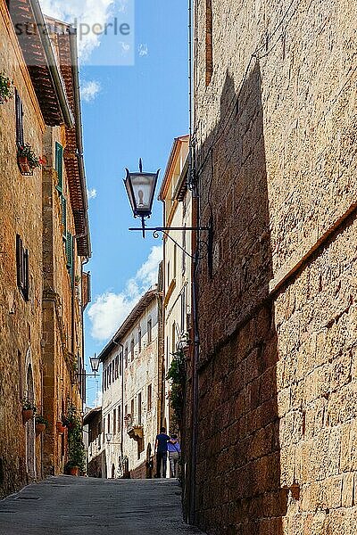 PIENZA  TOSKANA  ITALIEN - 19. MAI : Alte Gebäude in Pienza  Toskana  am 19. Mai 2013. Zwei nicht identifizierte Personen