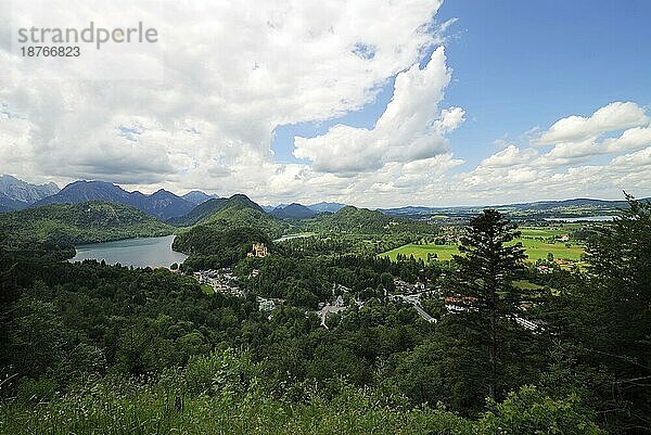 HOHENSCHWANGAU  DEUTSCHLAND  15. JUNI: Schloss Hohenschwangau am 15. Juni 2011 in Hohenschwangau  Deutschland. Das berühmte Schloss hat über 300000 Besucher pro Jahr