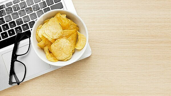Copy space bowl mit Chips