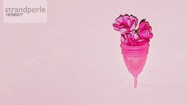 Ansicht von oben Menstruationstasse mit Blumen. Auflösung und hohe Qualität schönes Foto