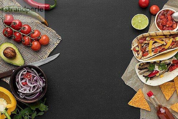 Draufsicht frisches mexikanisches Essen mit Nachos. Foto mit hoher Auflösung