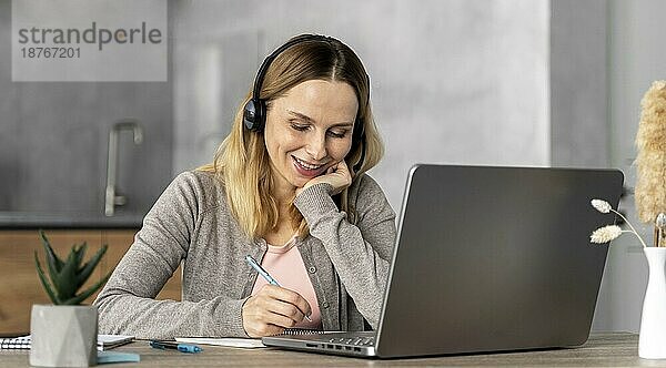 Frau mit Headset am Laptop