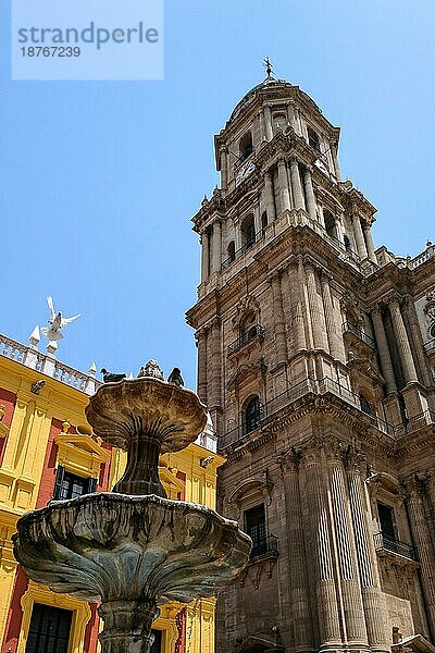 MALAGA  ANDALUCIA/SPAIN - JULY 5 : Barocker Bischofspalast von Antonio Ramos aus dem 18. Jahrhundert auf der Plaza de Obispo in Málaga an der Costa del Sol  Spanien  5. Juli 2017  Europa