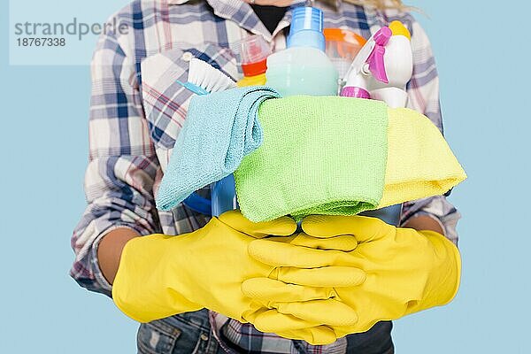 Mitte Abschnitt Reiniger hält Eimer mit Reinigungsmitteln tragen gelbe Handschuhe . Auflösung und hohe Qualität schönes Foto