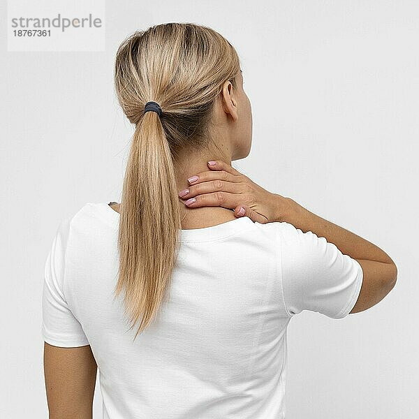 Rückenansicht Frau mit Nackenschmerzen. Foto mit hoher Auflösung