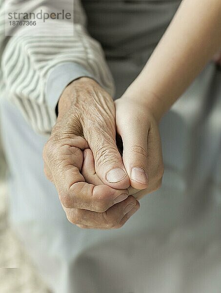 Nahaufnahme: Enkelin hält Großmutters Hand. Schönes Foto