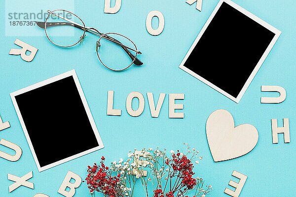Liebe schreiben in der Nähe von Instant-Brille. Foto mit hoher Auflösung